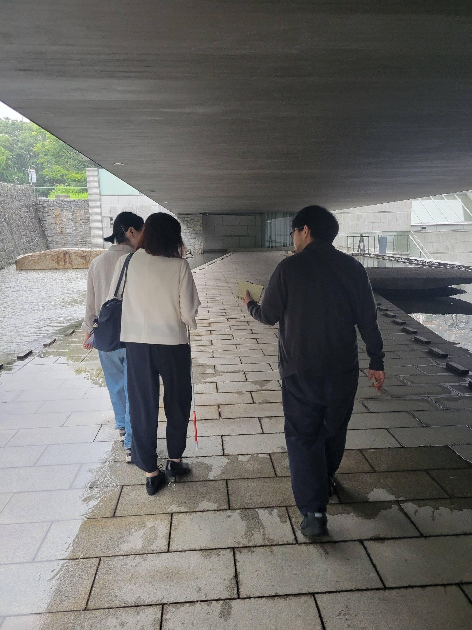 館内を歩いて回る様子