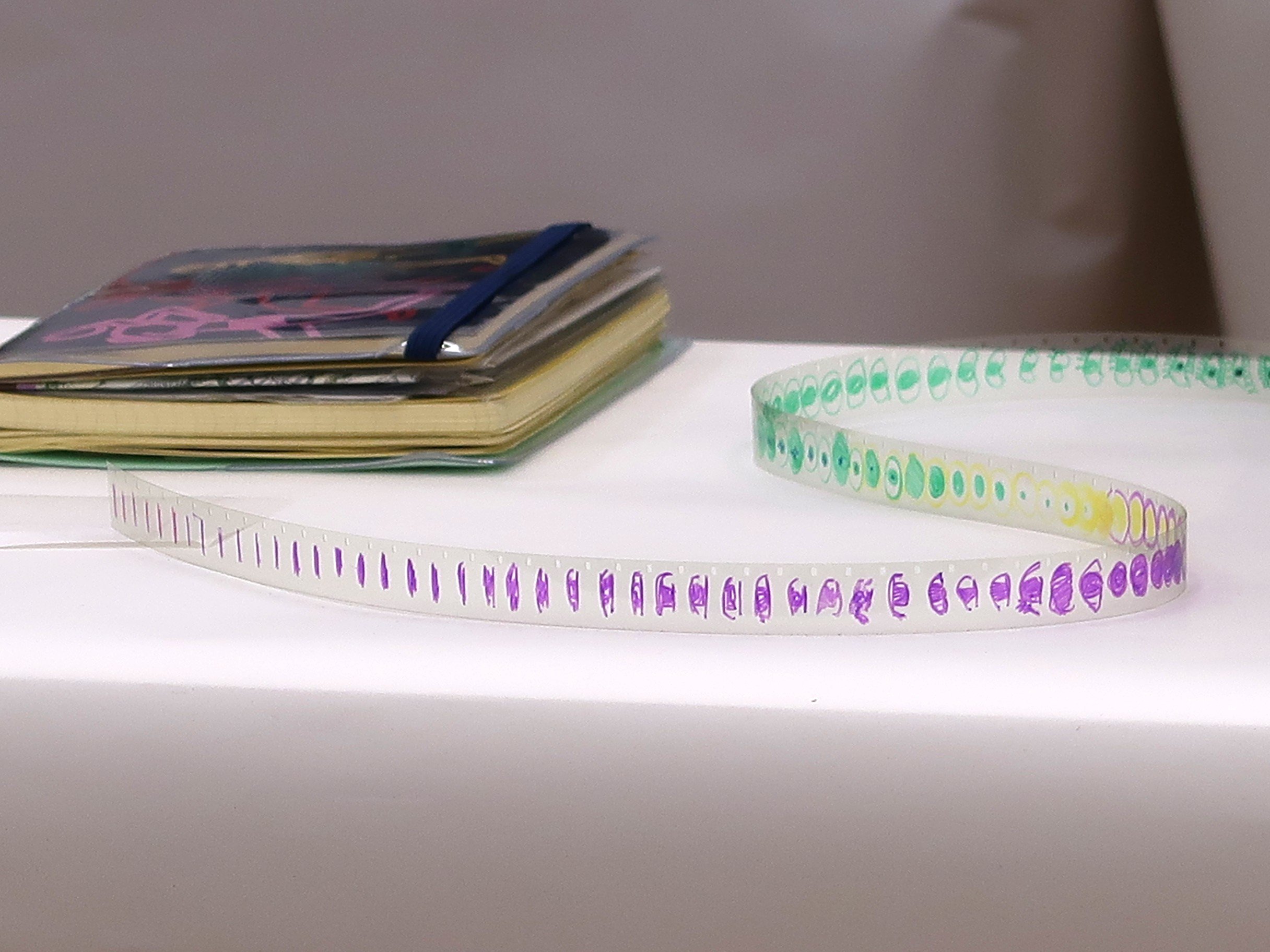 透明なフィルムには、カラーの油性ペンで描きます