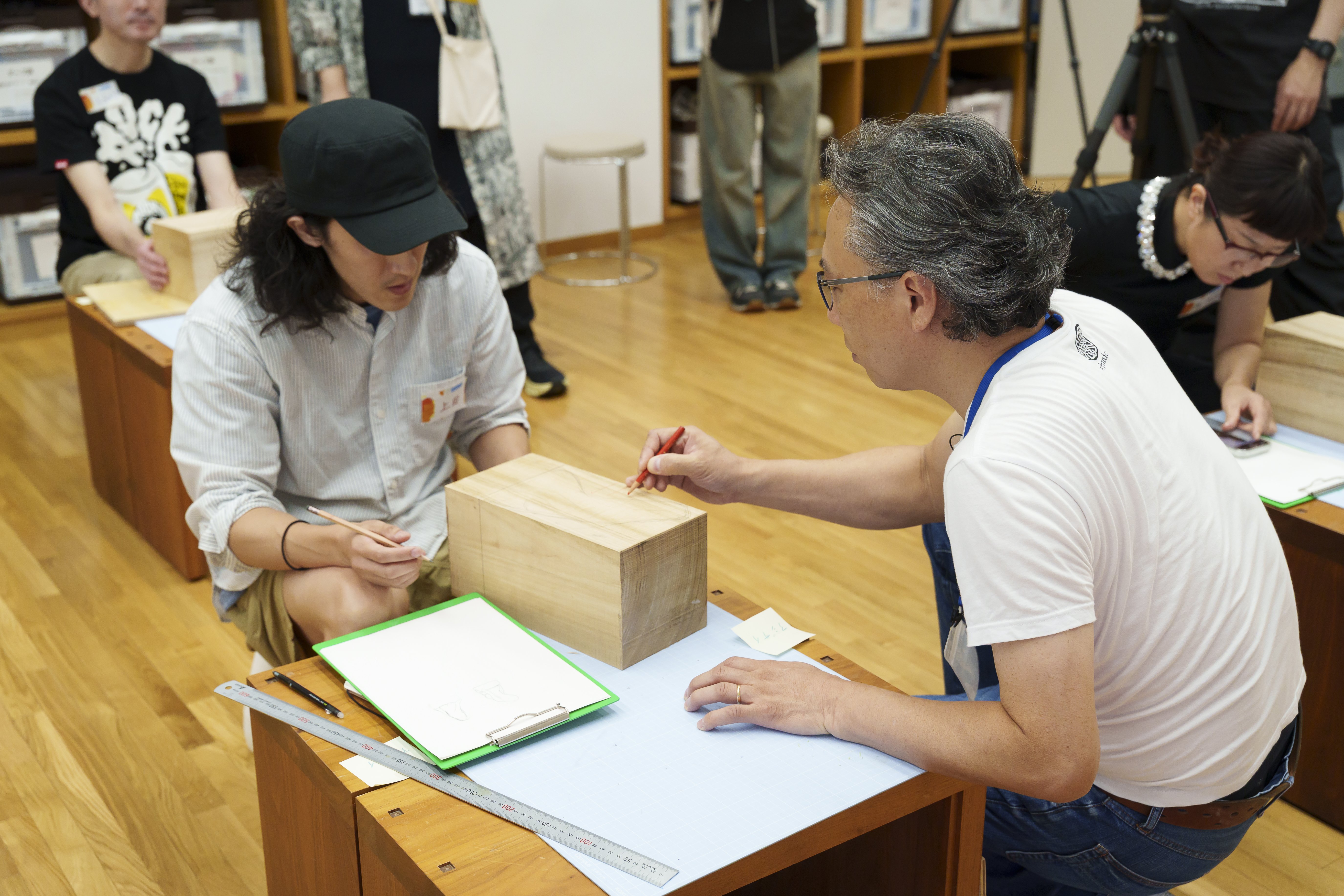 形作るためのアドバイスをしている様子