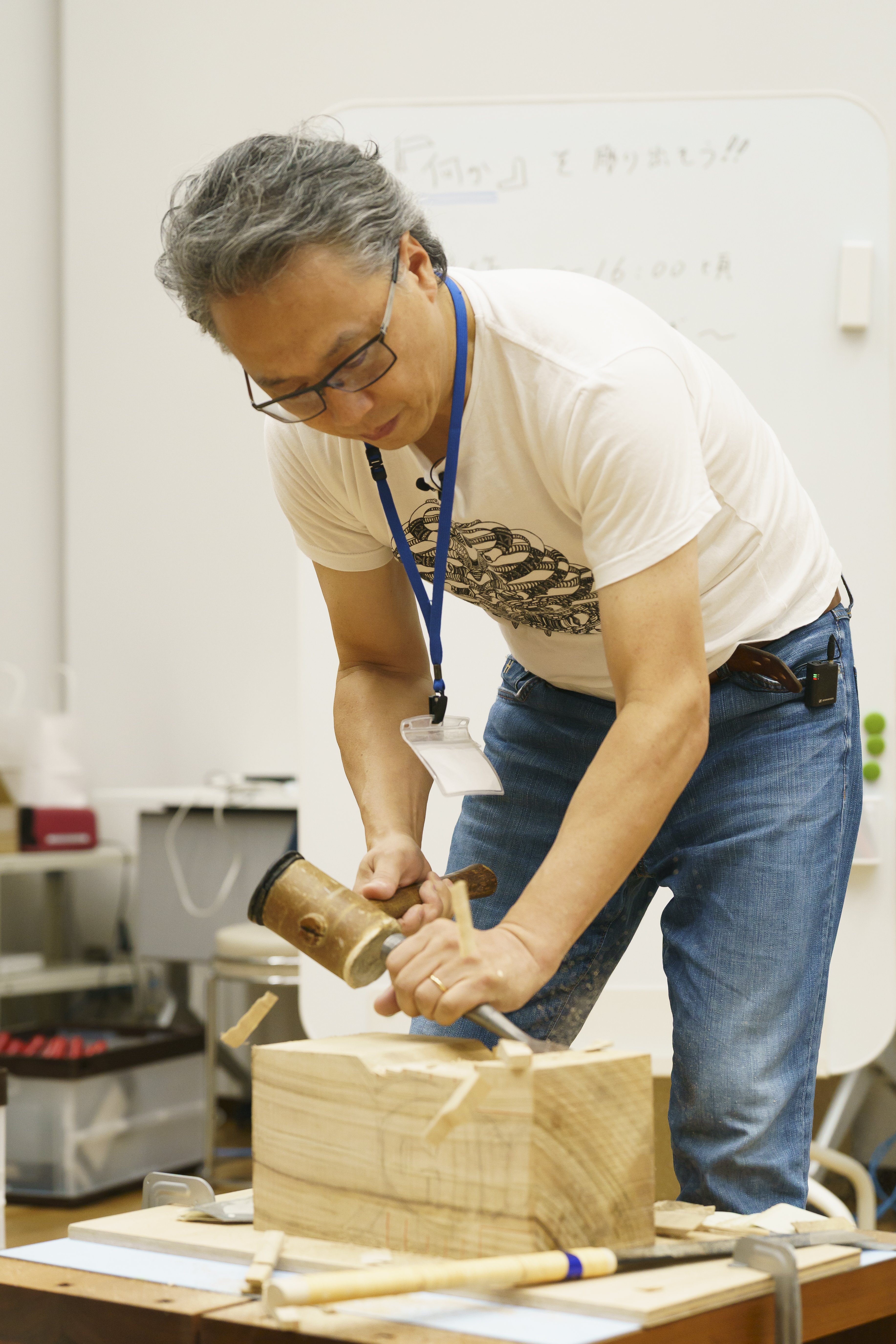 ここぞというときはプロの出番。棚田さんがノミとツチで彫っている姿
