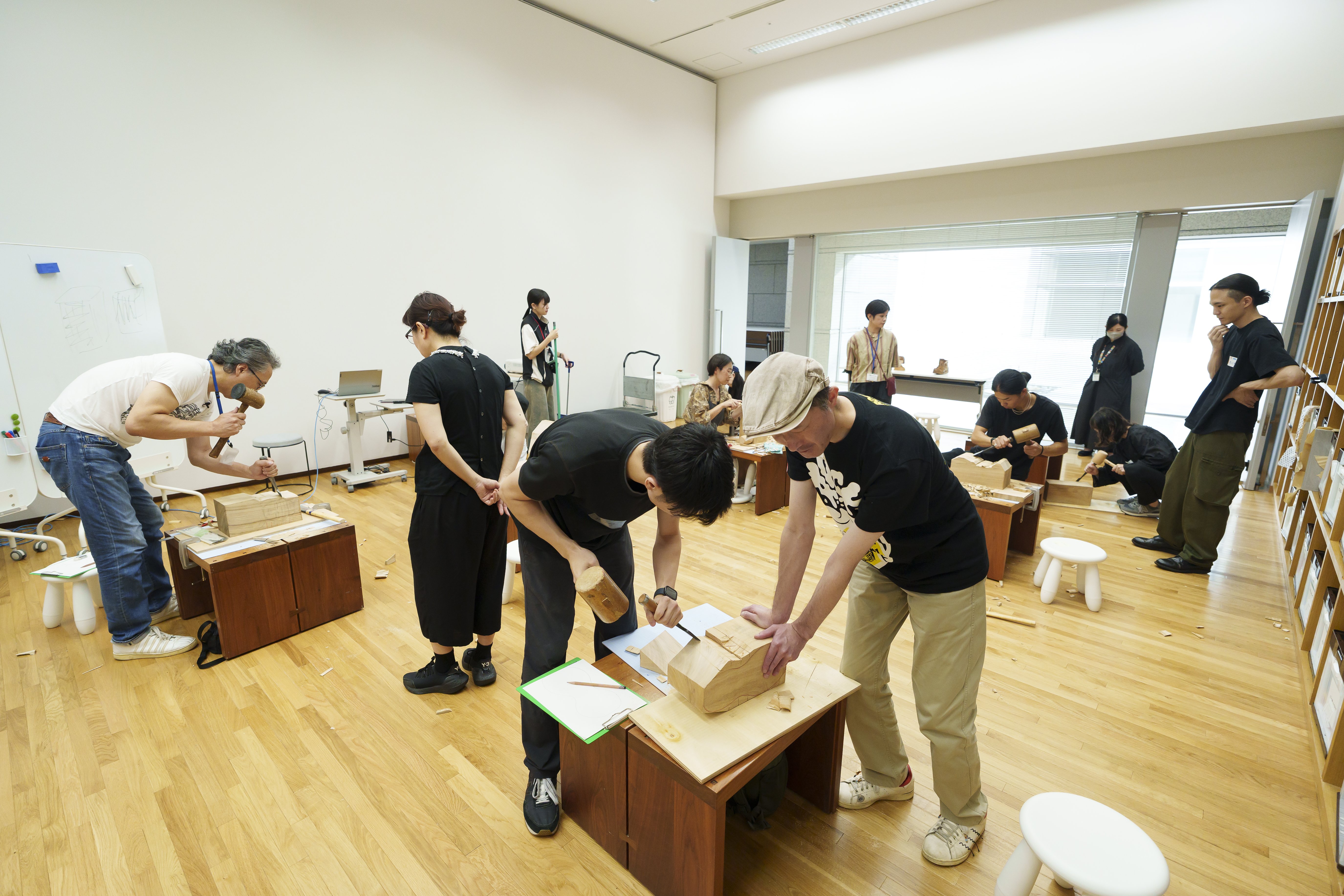 スタジオ中にクスノキの香りが広がります