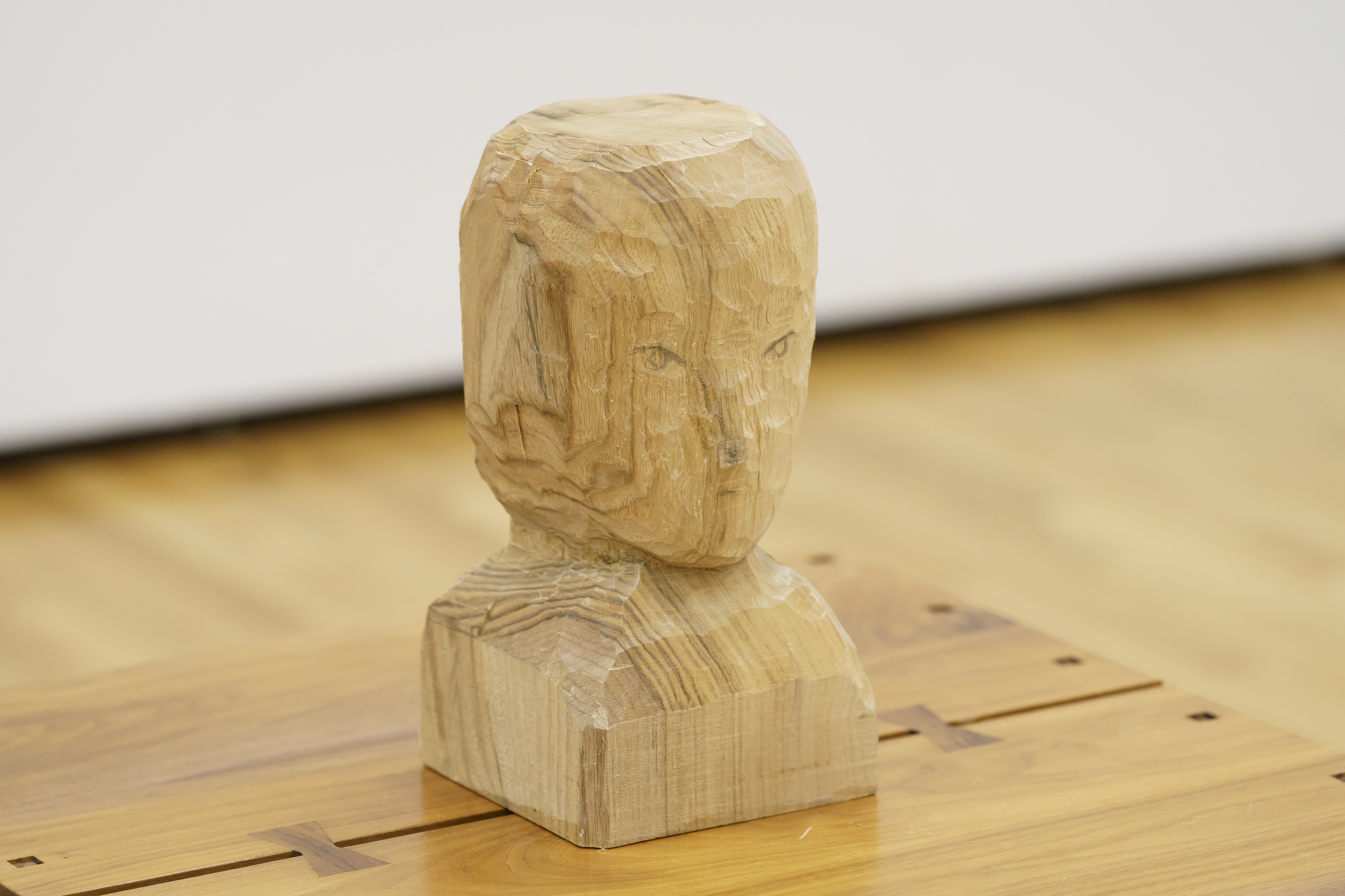 木の木目が印象的な胸像