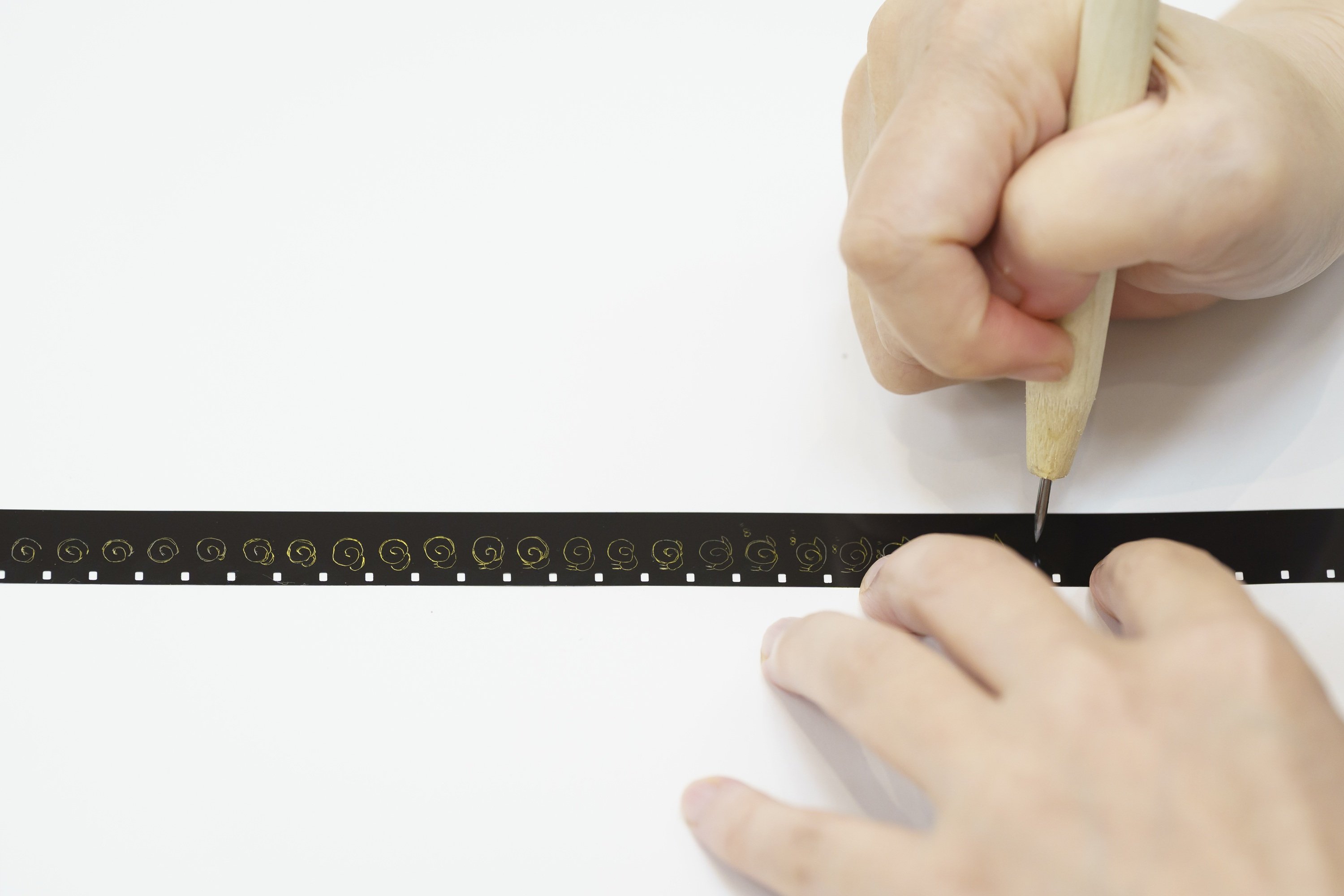 黒いエマルジョンを削ることで描いていきます