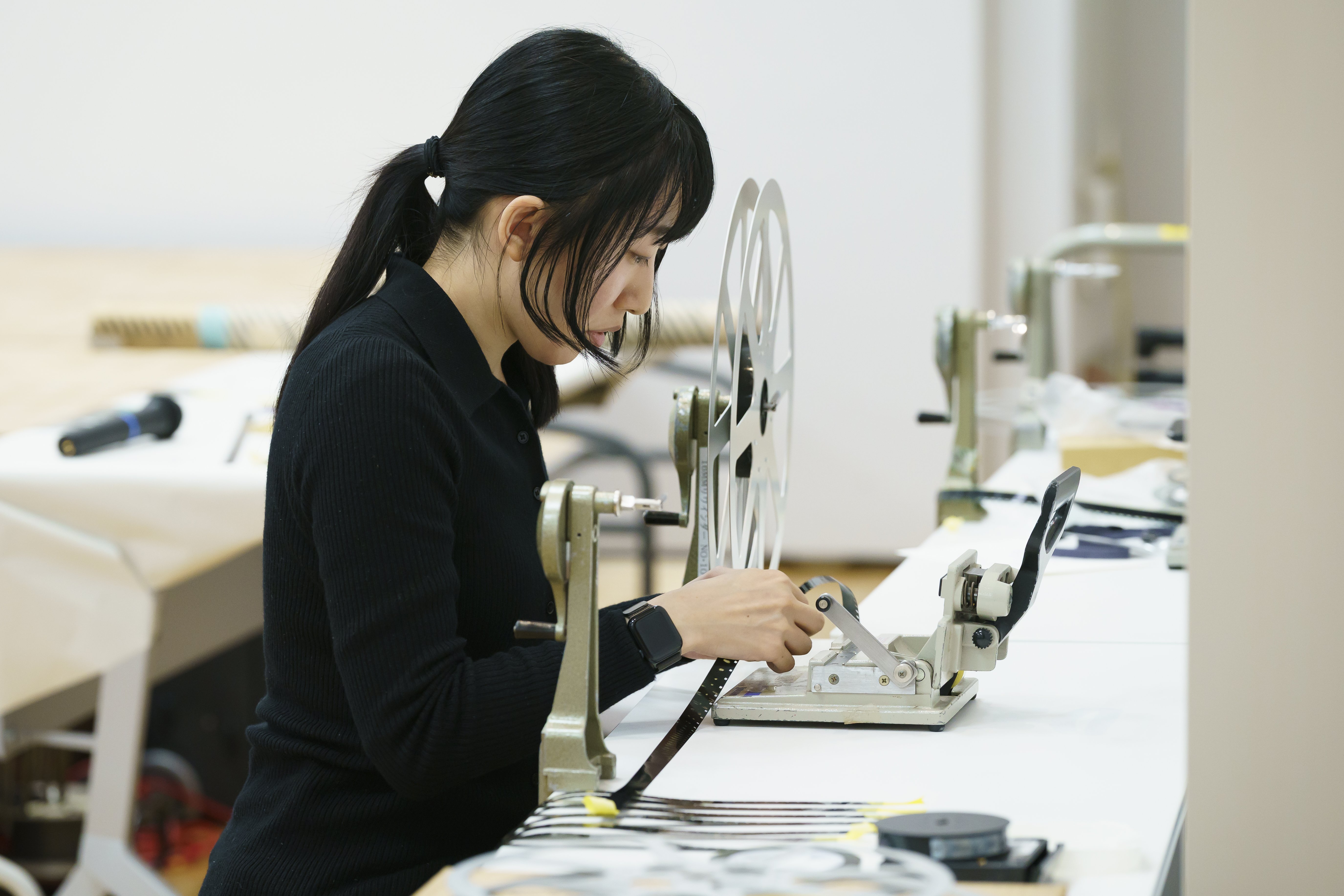 描き終えた一人一人のフィルムを1本の長いフィルムへつなげていく