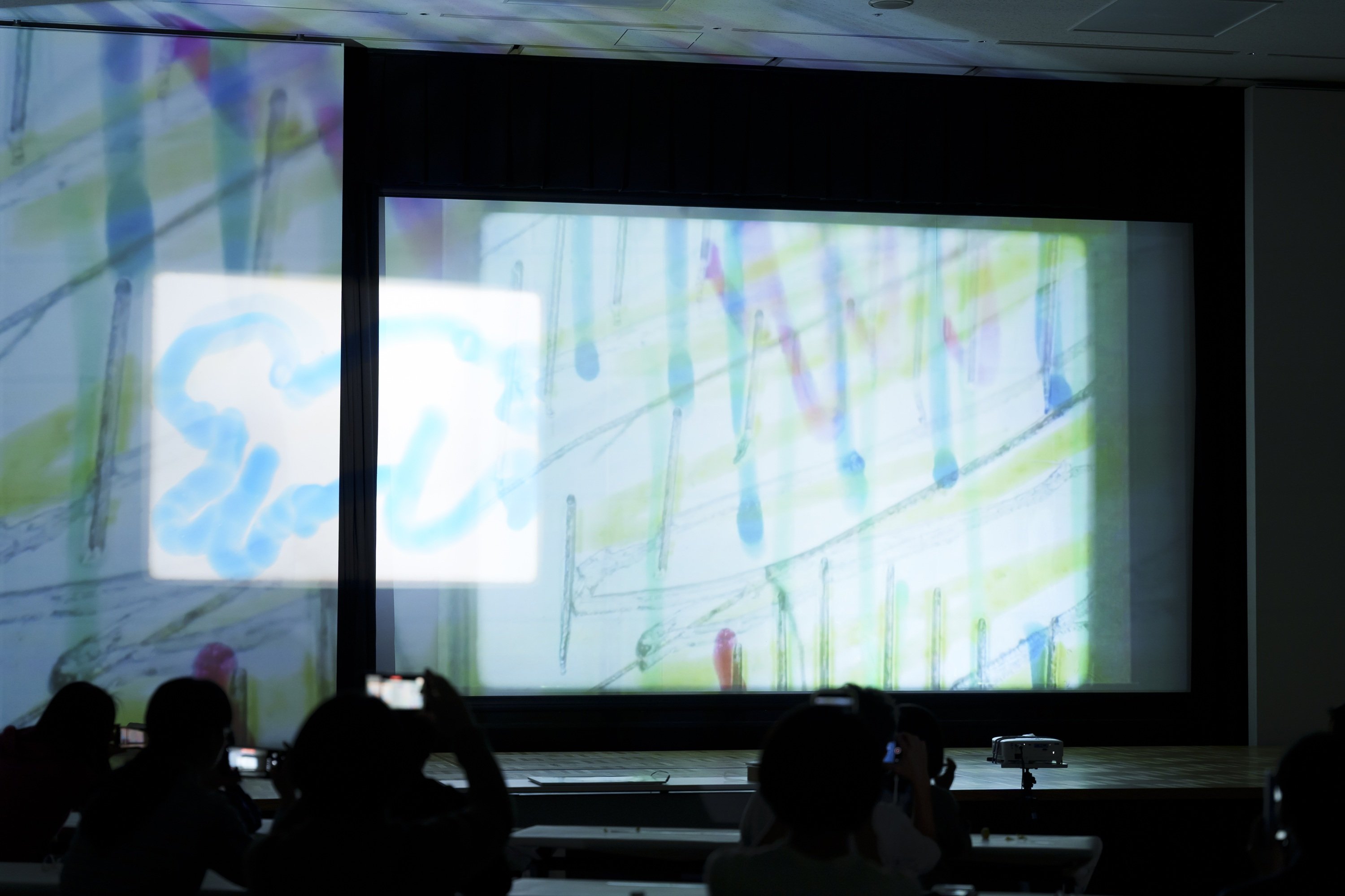 講師たちによって、参加者の作品に他の光も重ね合わせたインスタレーションが完成