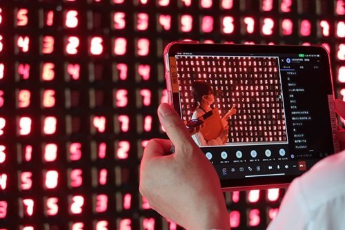 宮島達男《それは変化し続ける　それはあらゆるものと関係を結ぶ　それは永遠に続く》