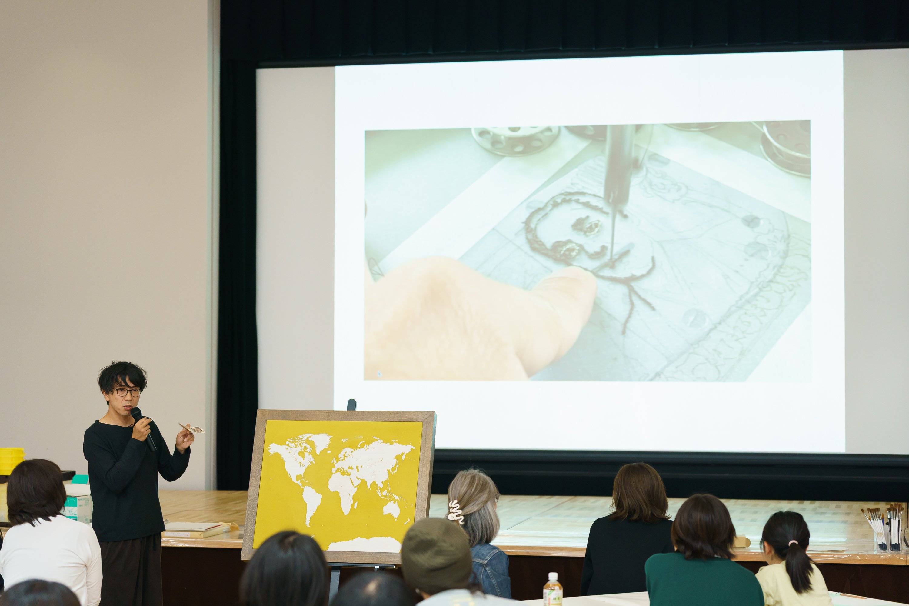 刺繍作品の制作過程を紹介する様子