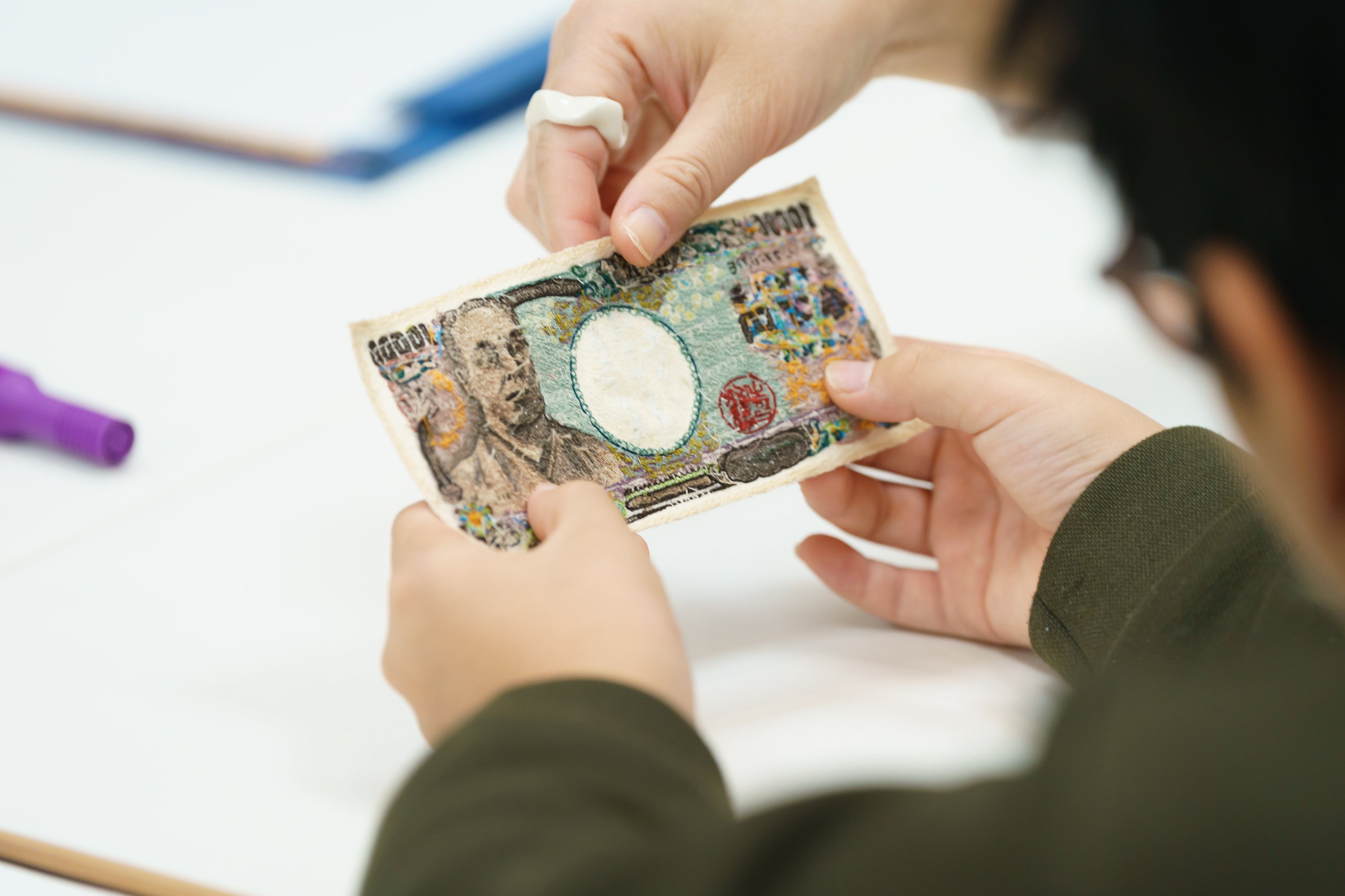 繊細な刺繍作品も間近で鑑賞