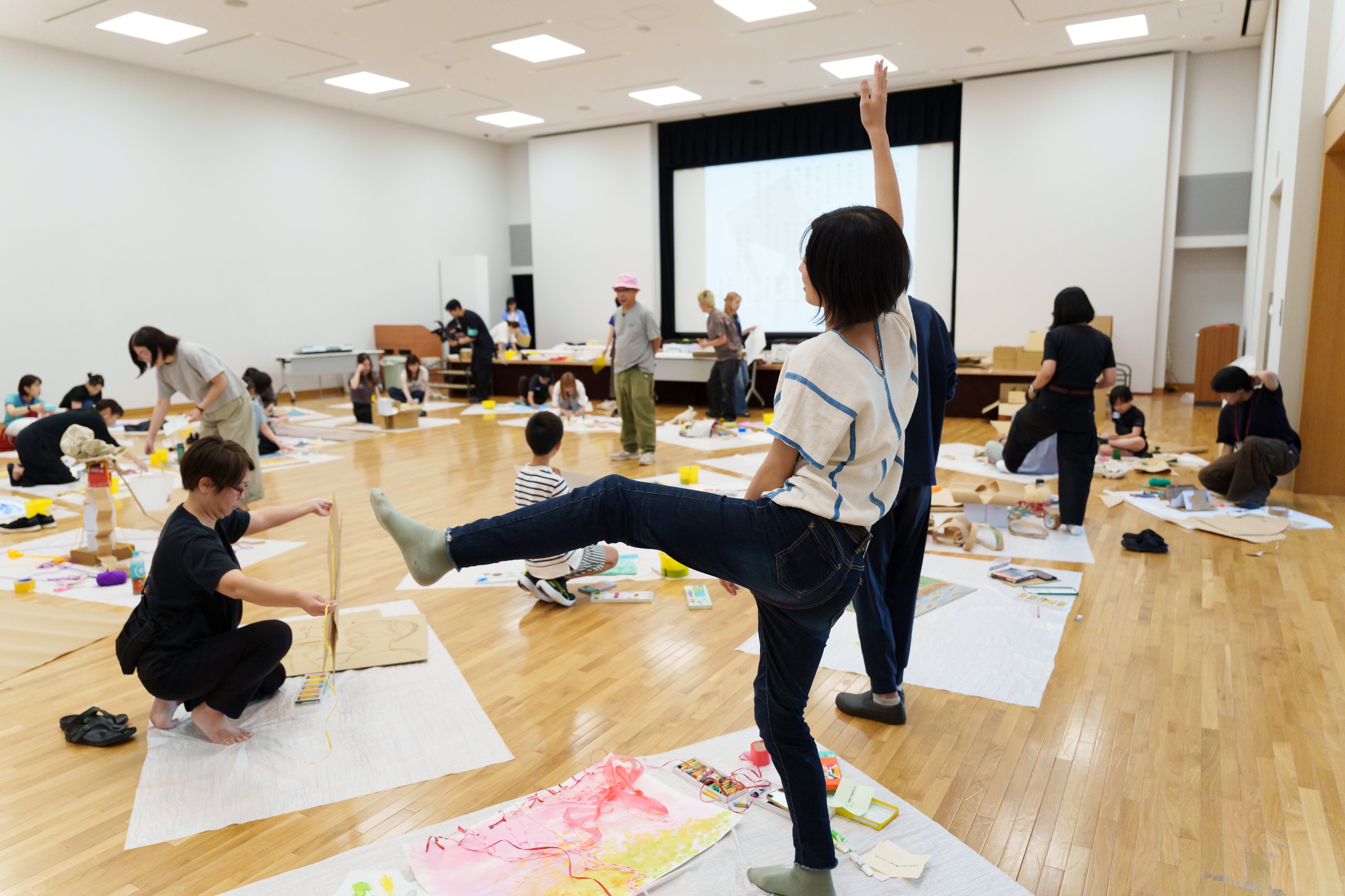 ミッション「今の時間を、身体で表してください」を遂行。片手・片足をあげ、バランスをとっている。