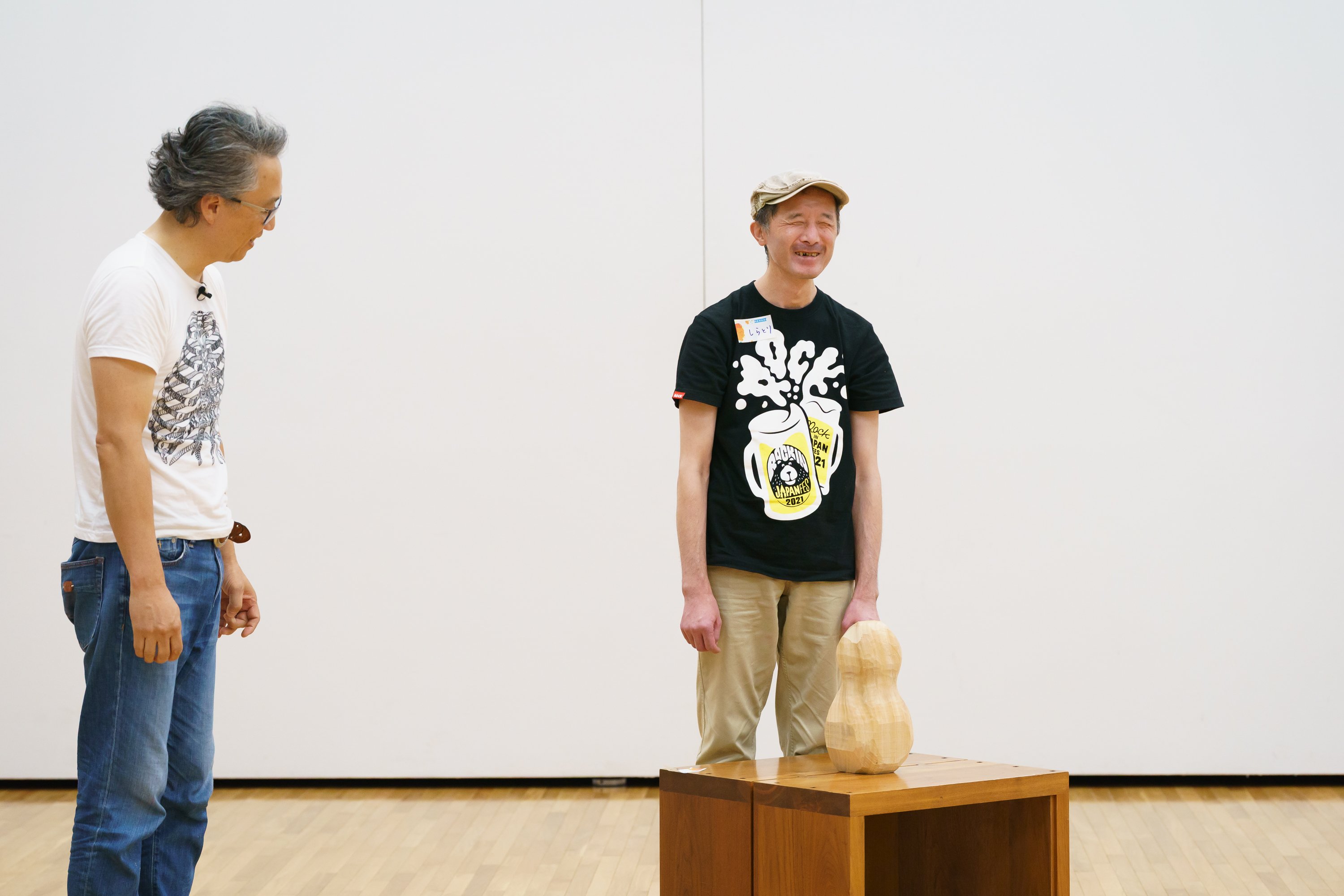 作品発表する参加者とその言葉を聞く棚田さん