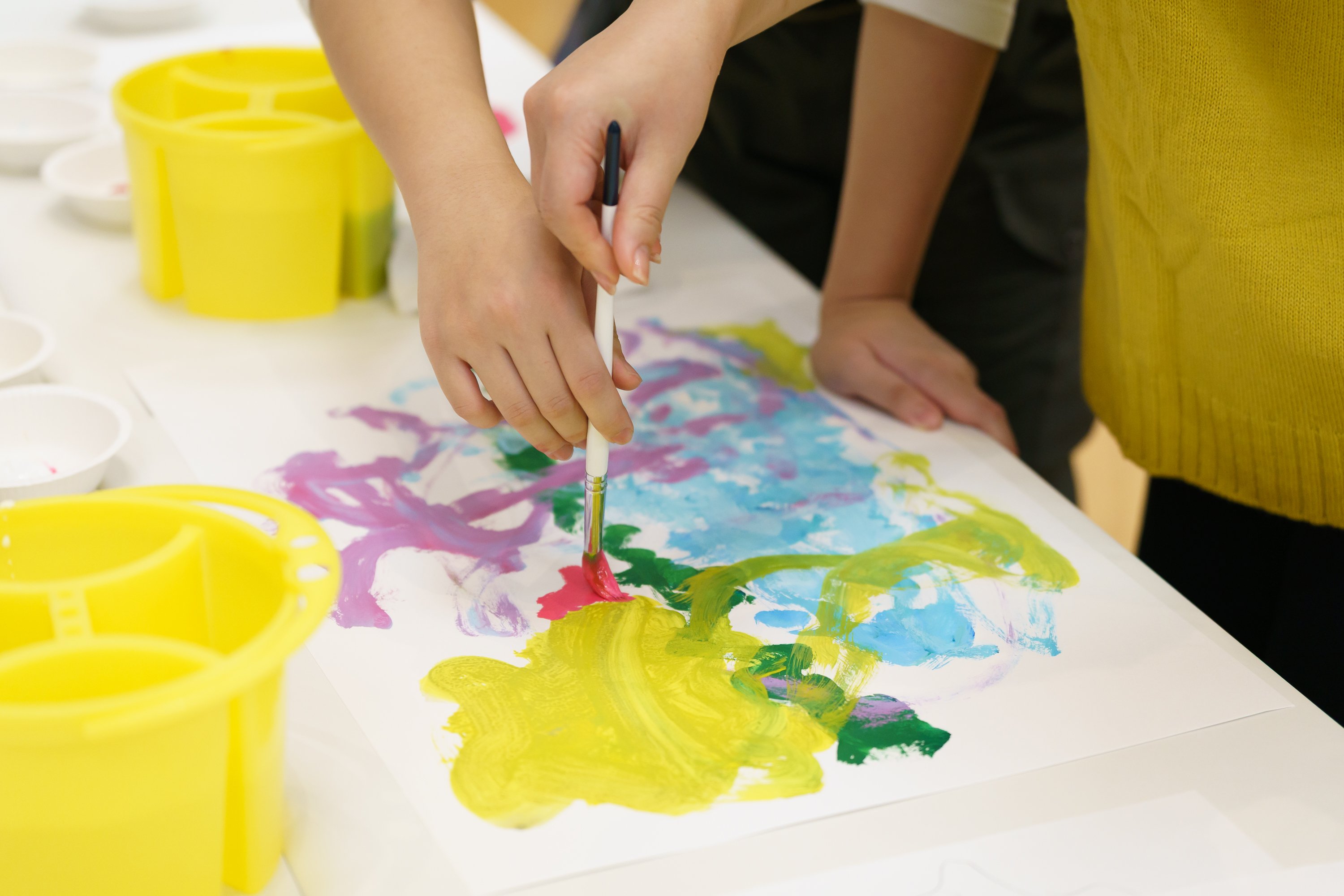 二人で1本の筆を持っている様子