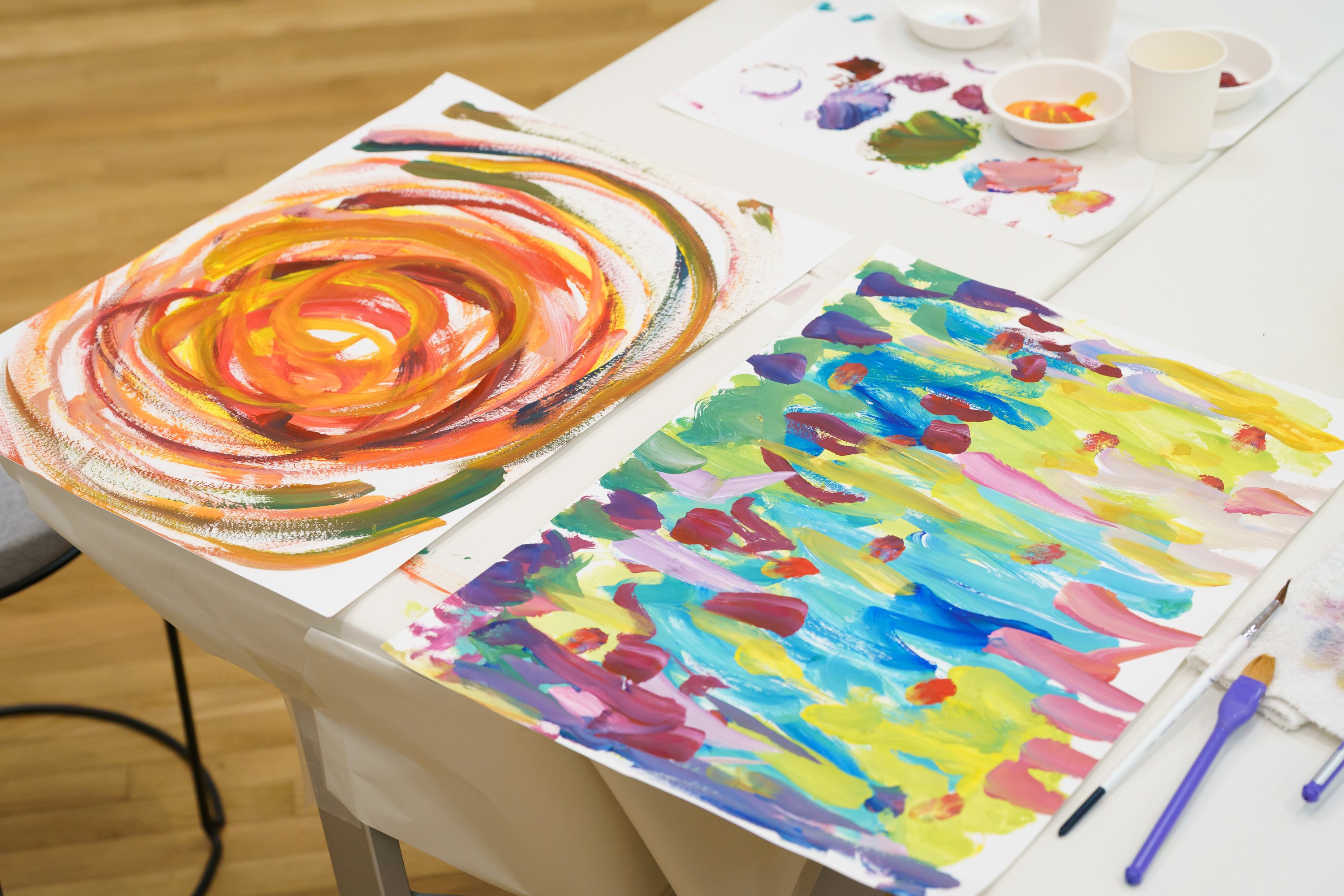 渦を描くようにして描かれた作品と、細かい筆のタッチで構成された作品