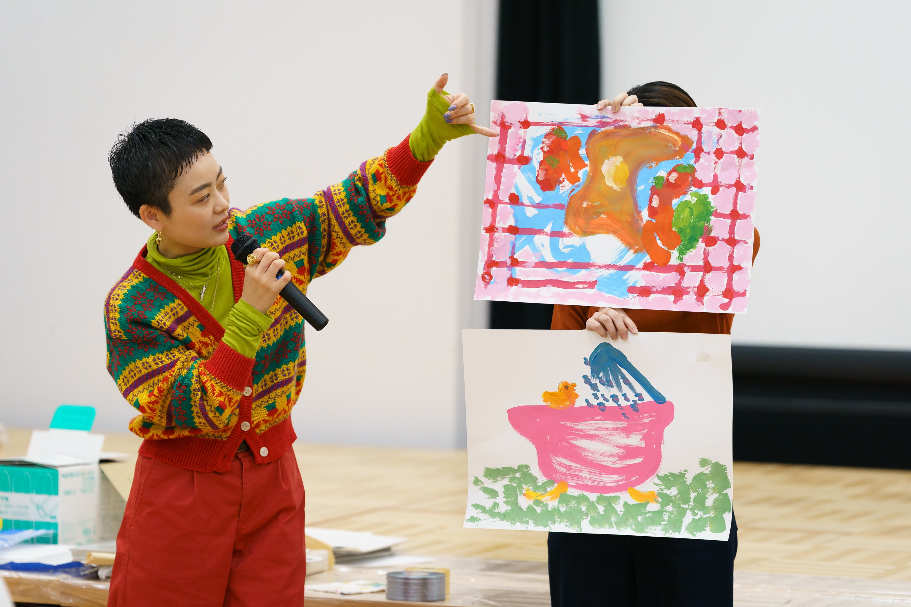 友人同士で作品を紹介する様子。