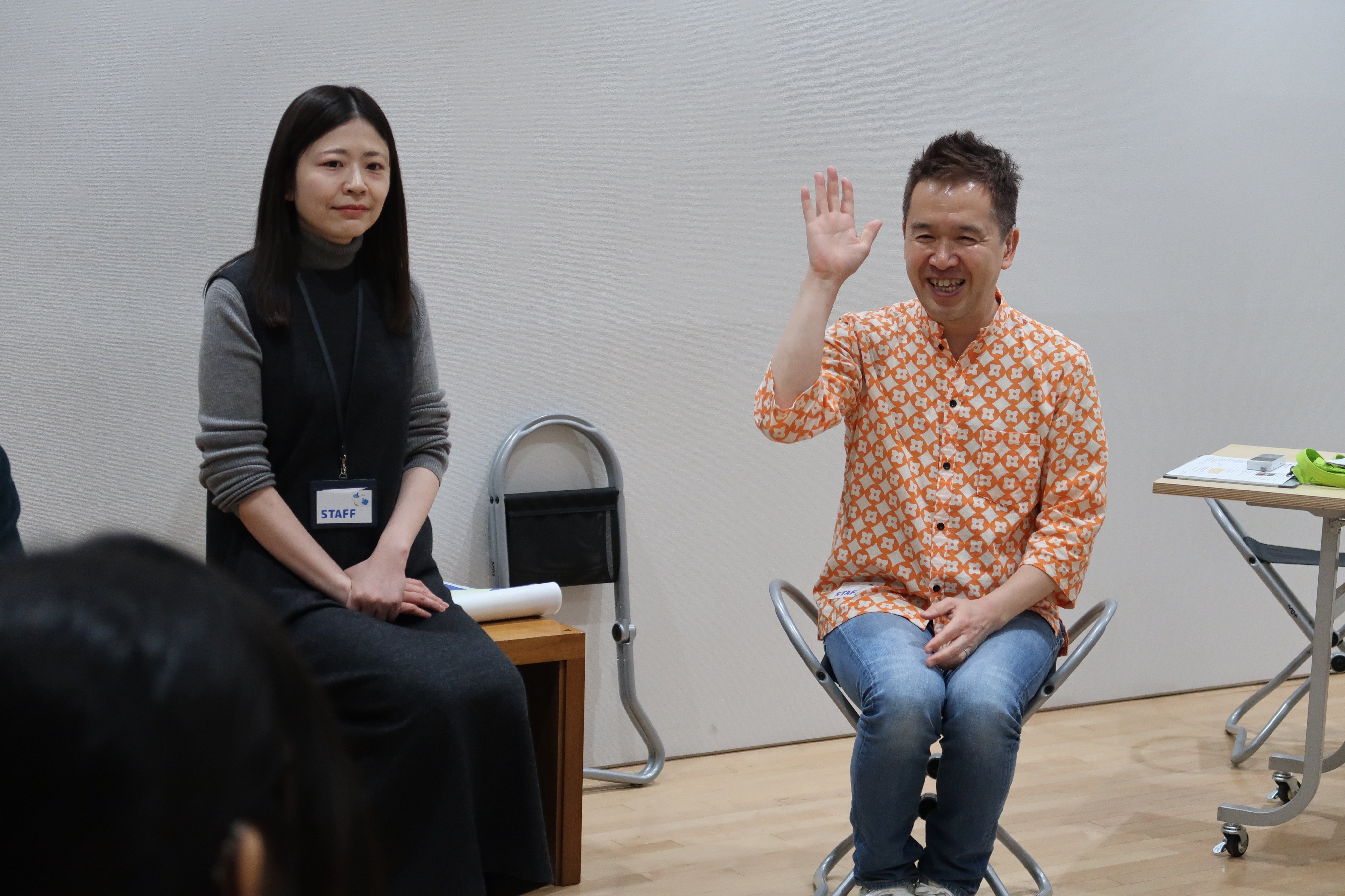 参加者の話に耳を傾ける担当学芸員とファシリテーター