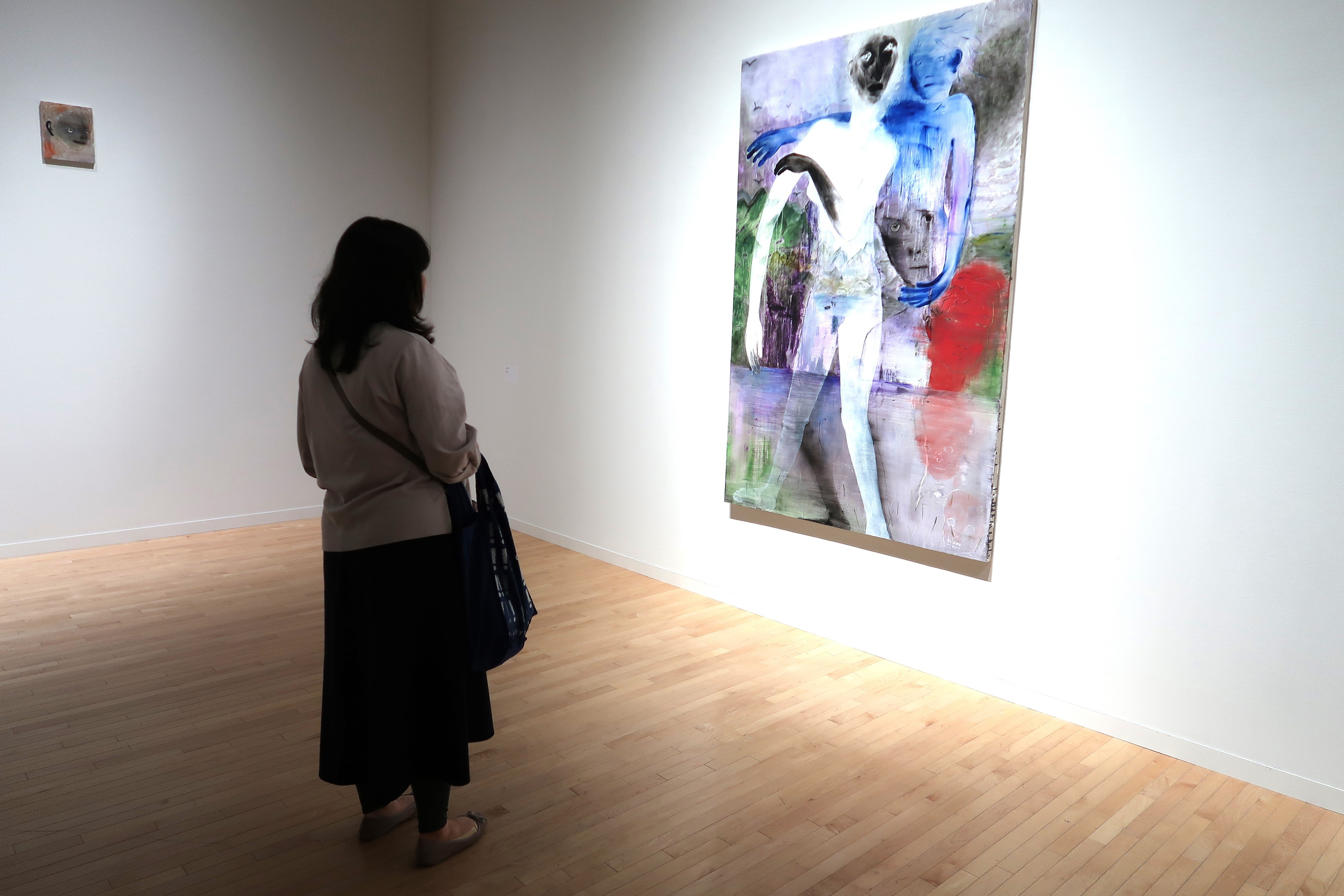 庄司朝美さんの作品を鑑賞する参加者