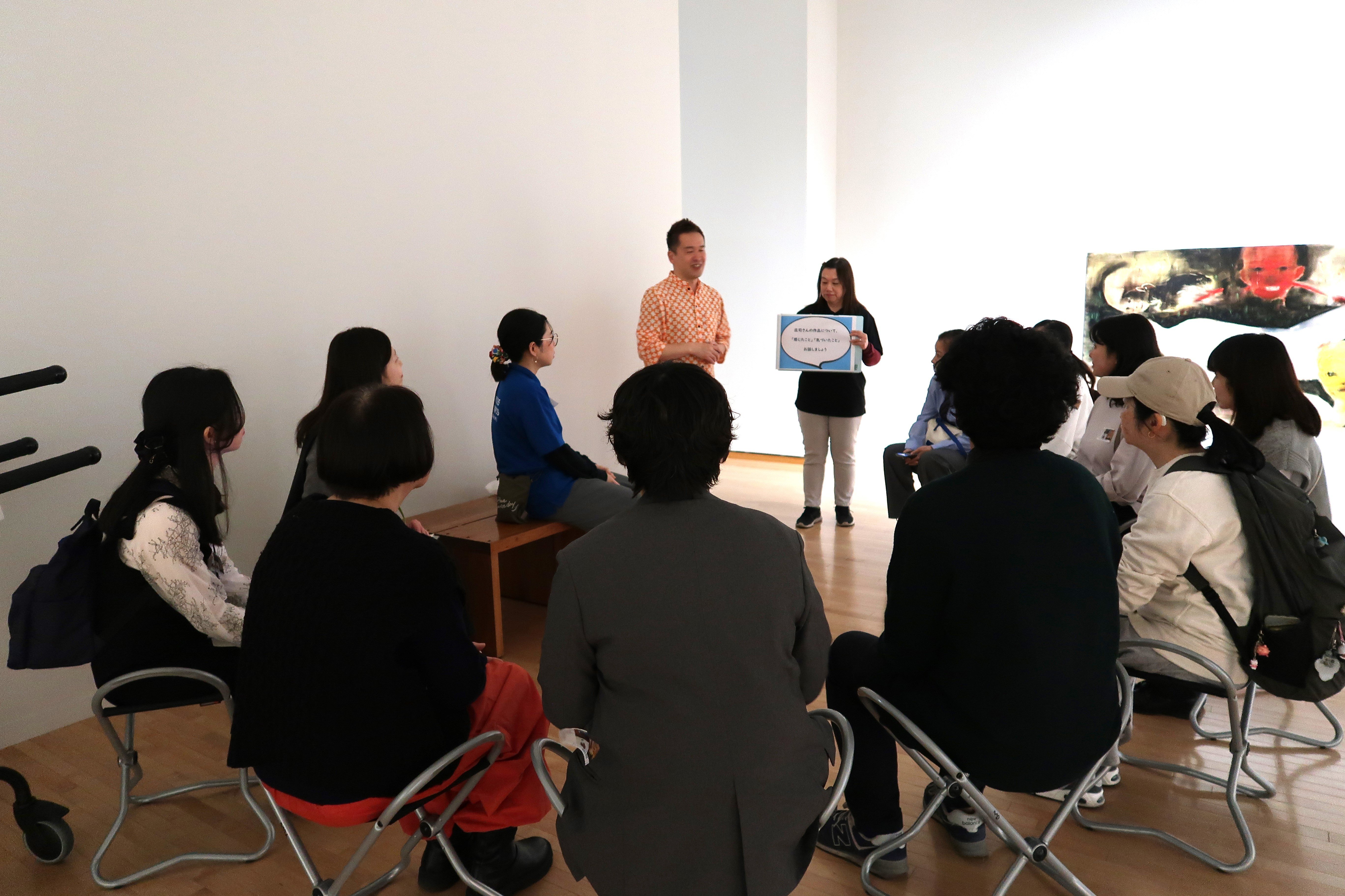 輪になって座っておしゃべり