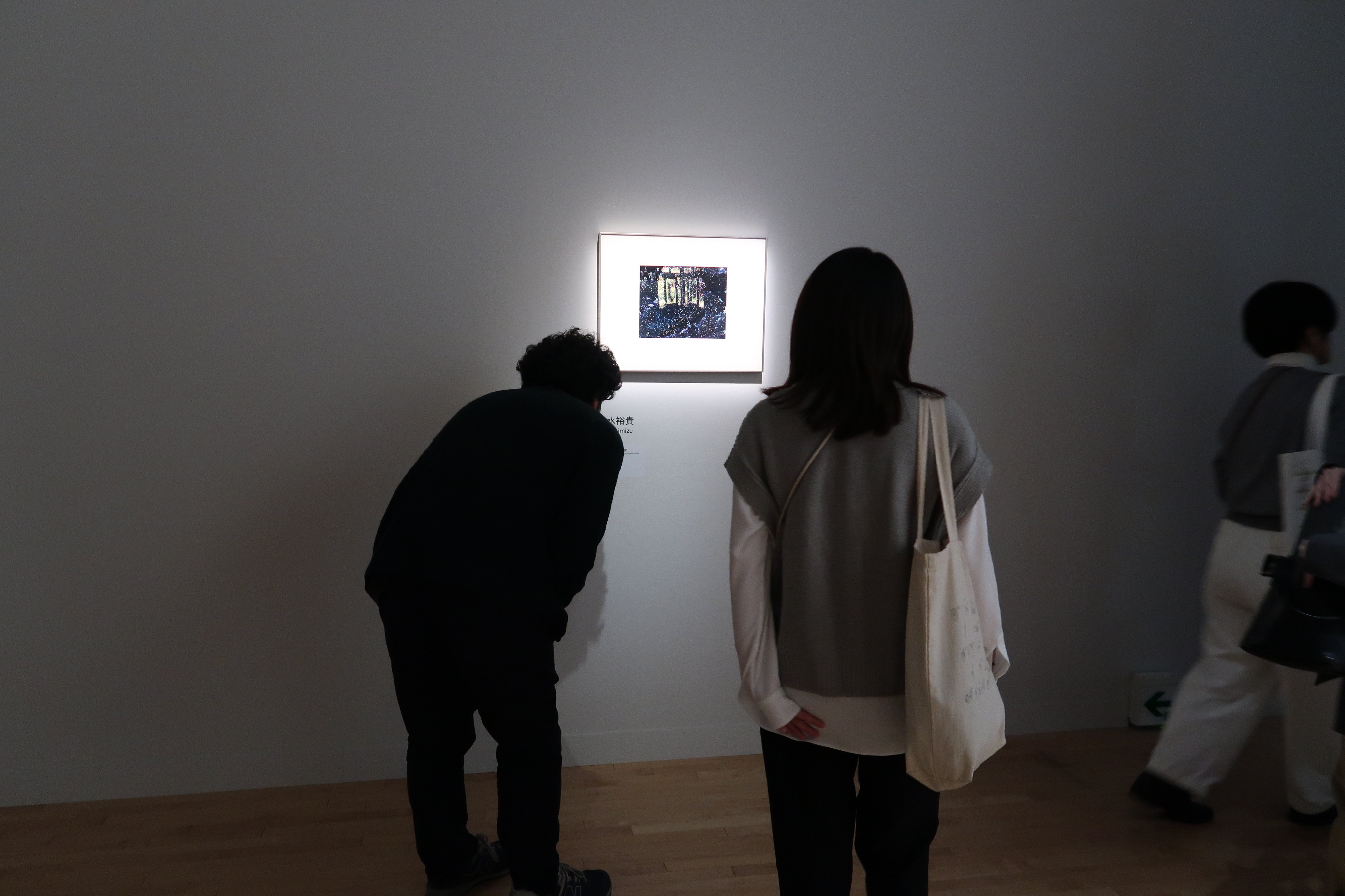 清水裕貴さんの作品を鑑賞する参加者