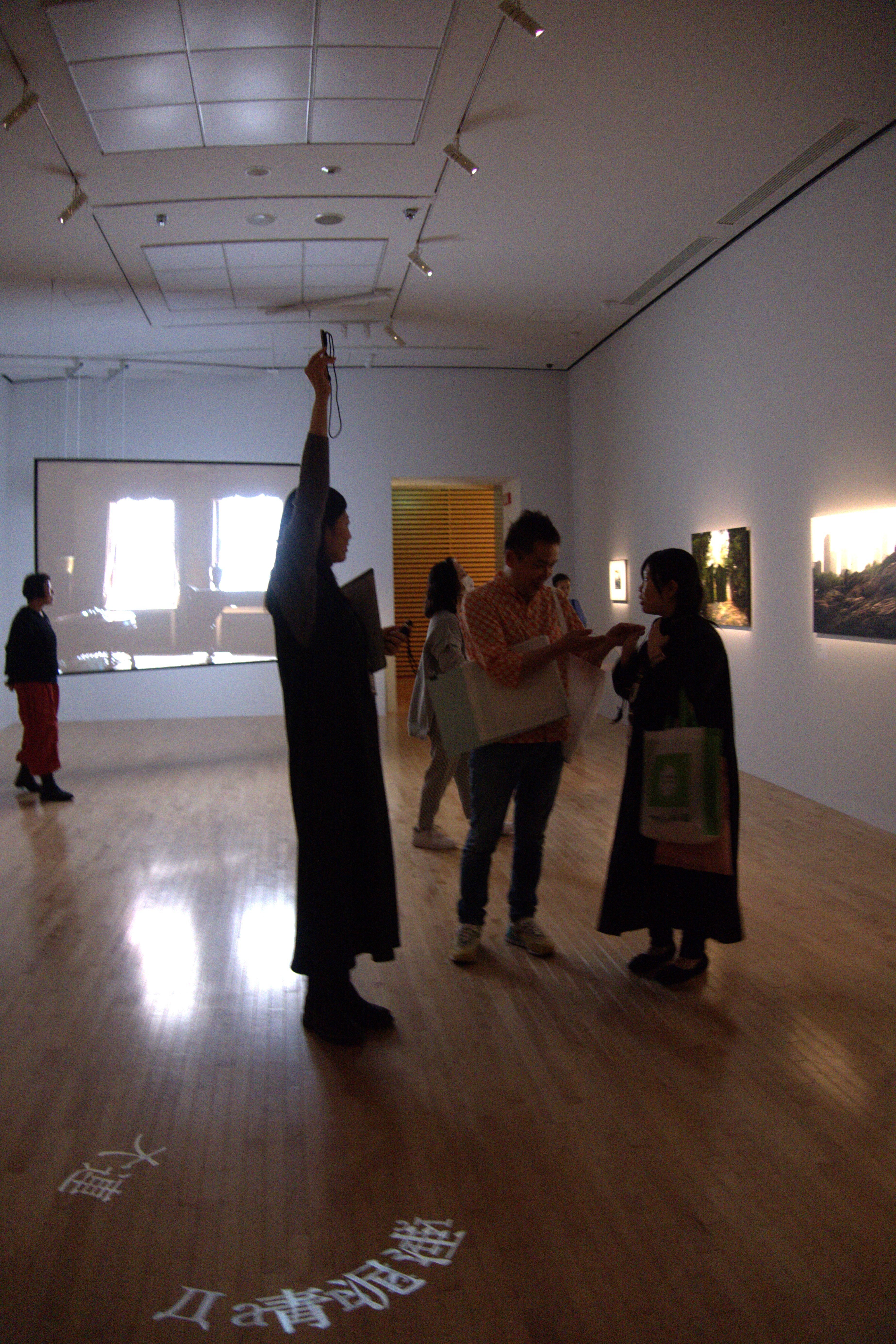 スピーカーの音をロジャーマイクロホンでひろう学芸員