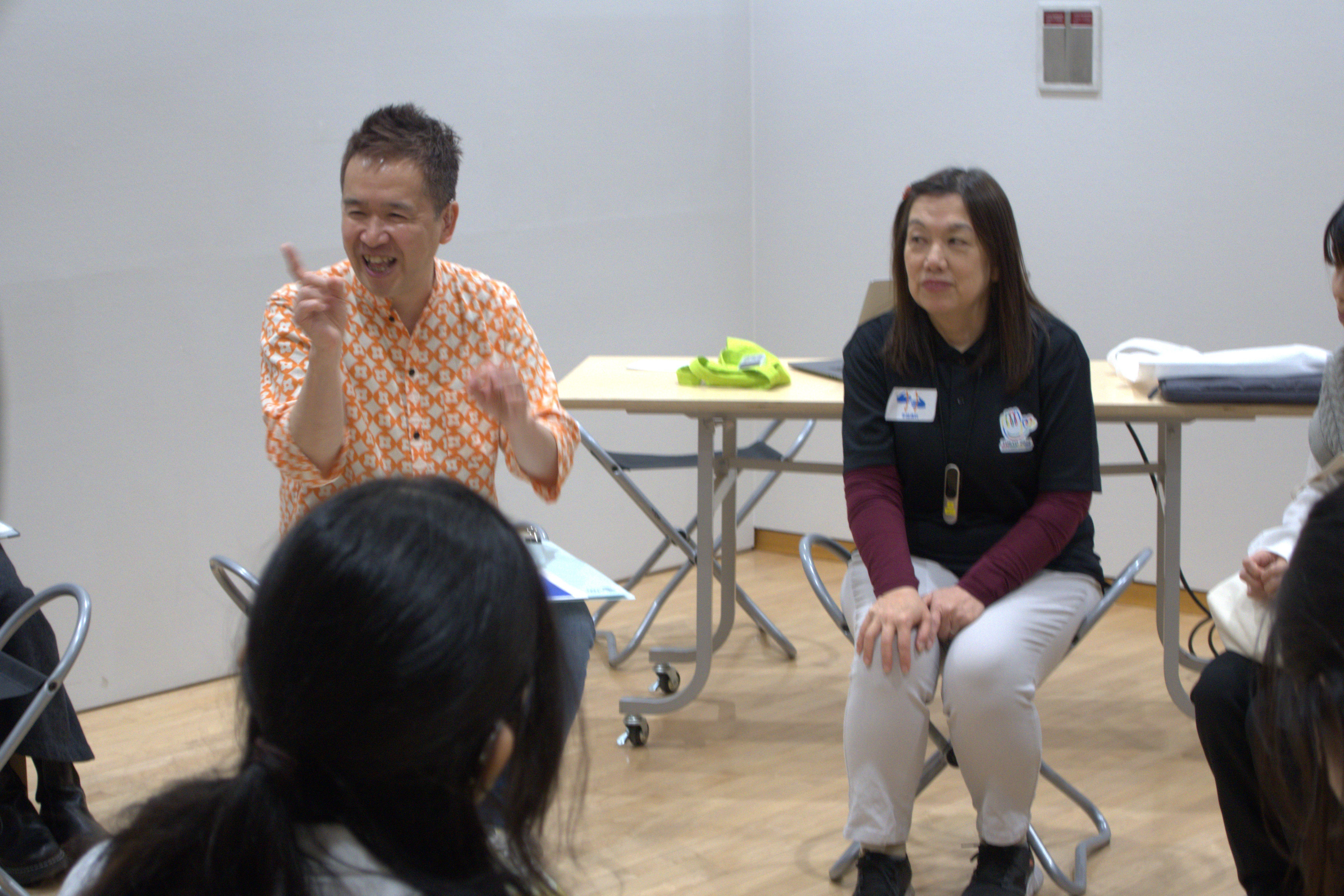 ファシリテーターとの手話での会話の様子