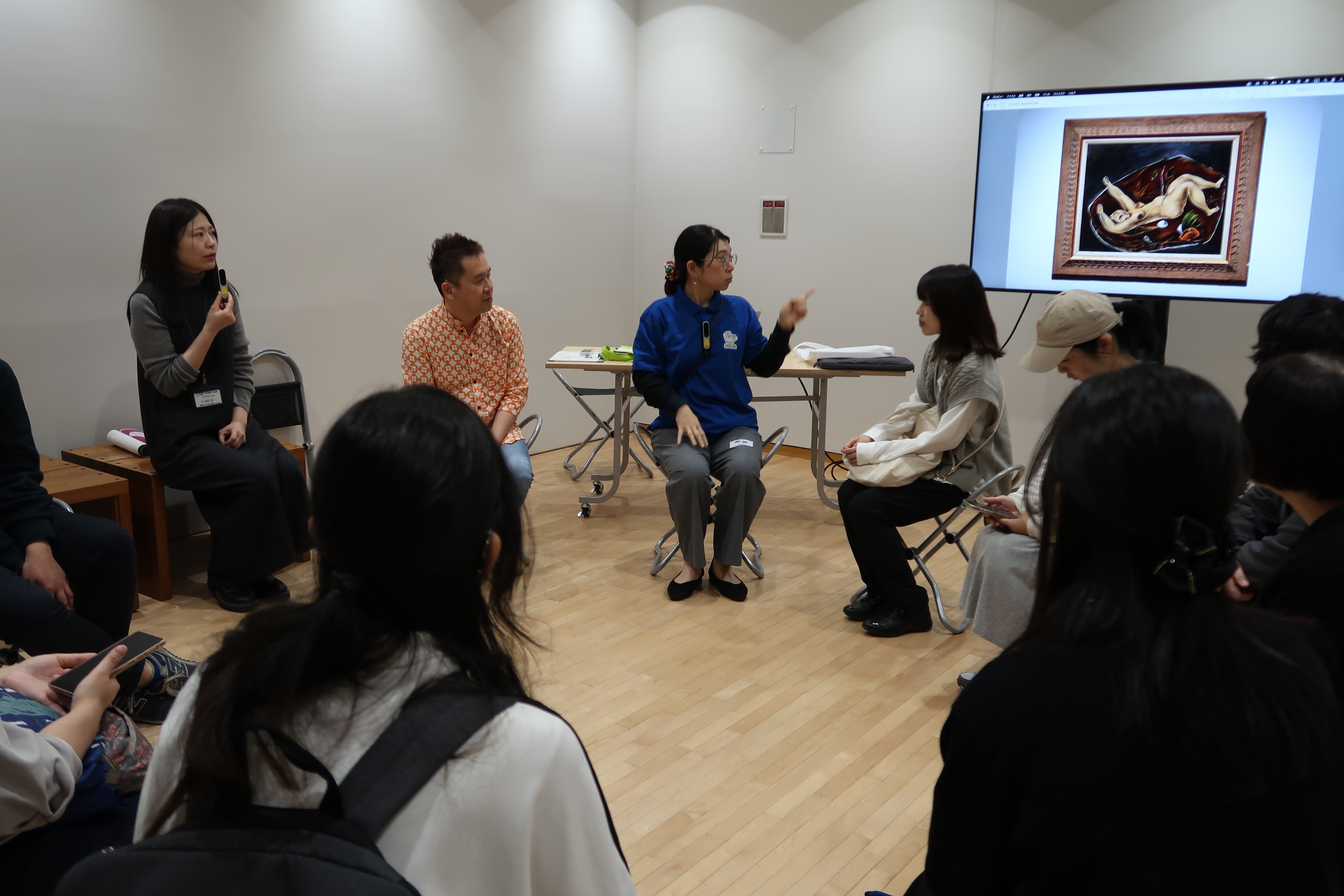 国吉康雄の絵画《幸福の島》をモニターに表示して紹介