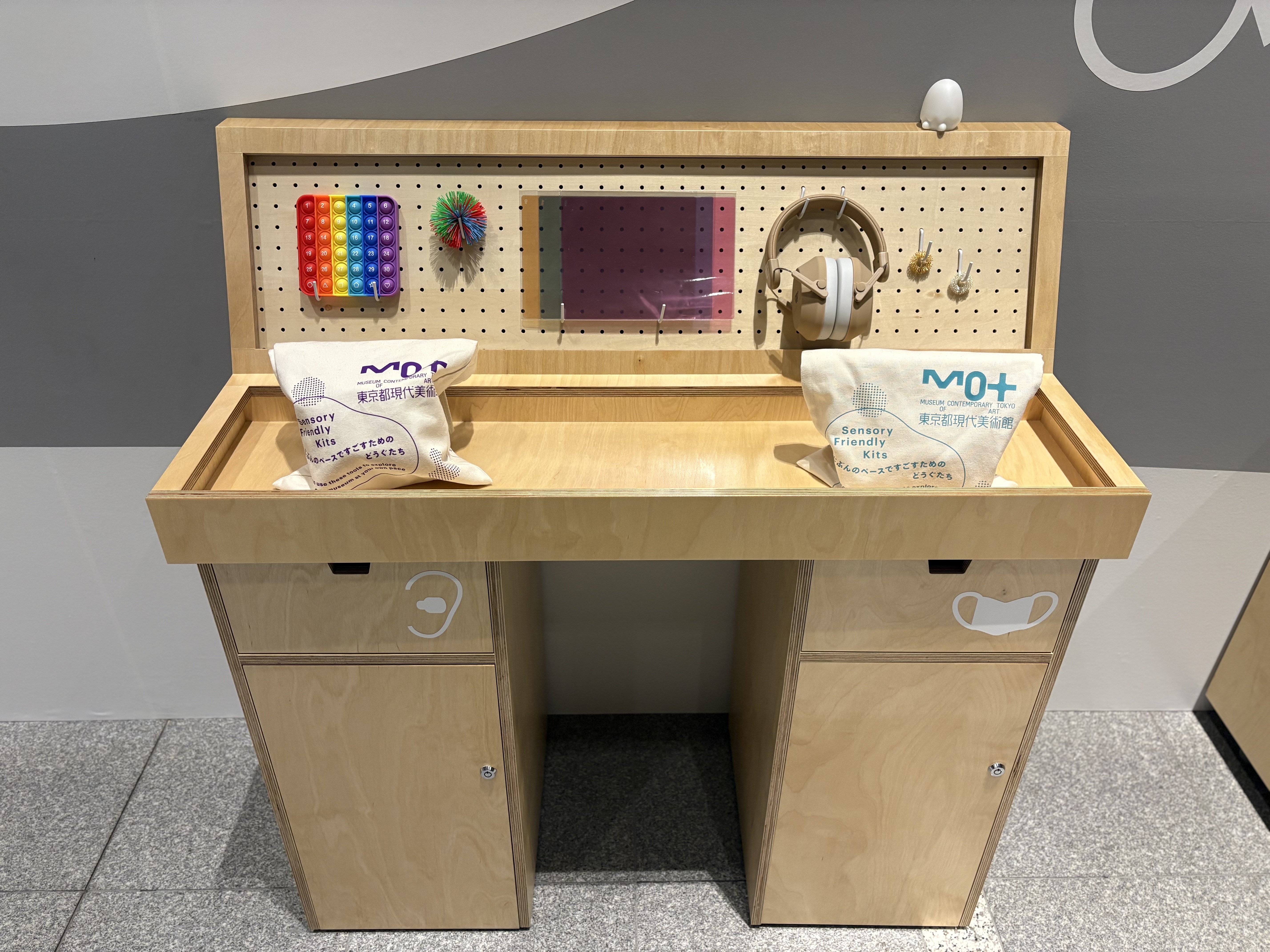 貸し出しツールがディスプレイされている専用棚