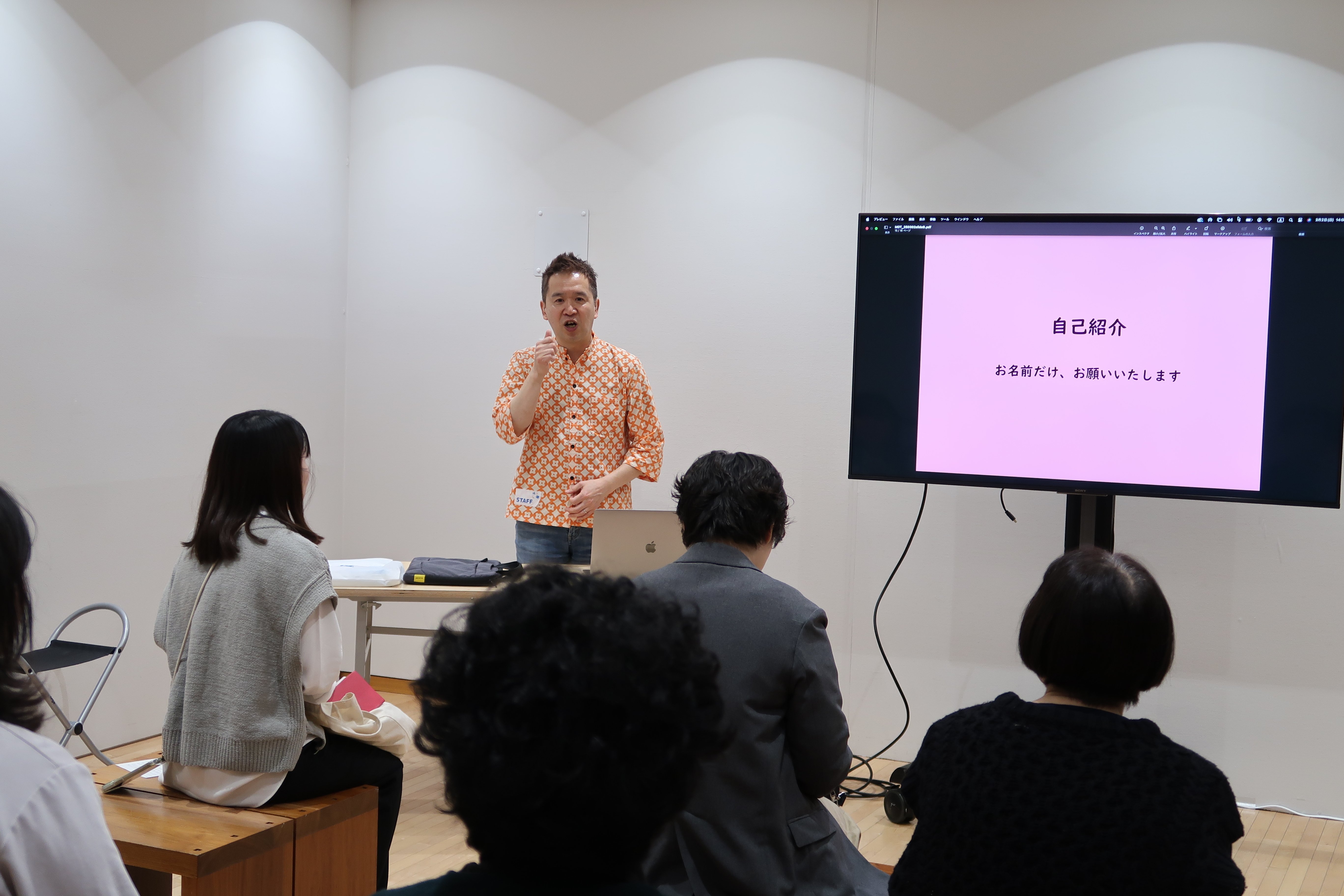 企画展示室２階での説明の様子