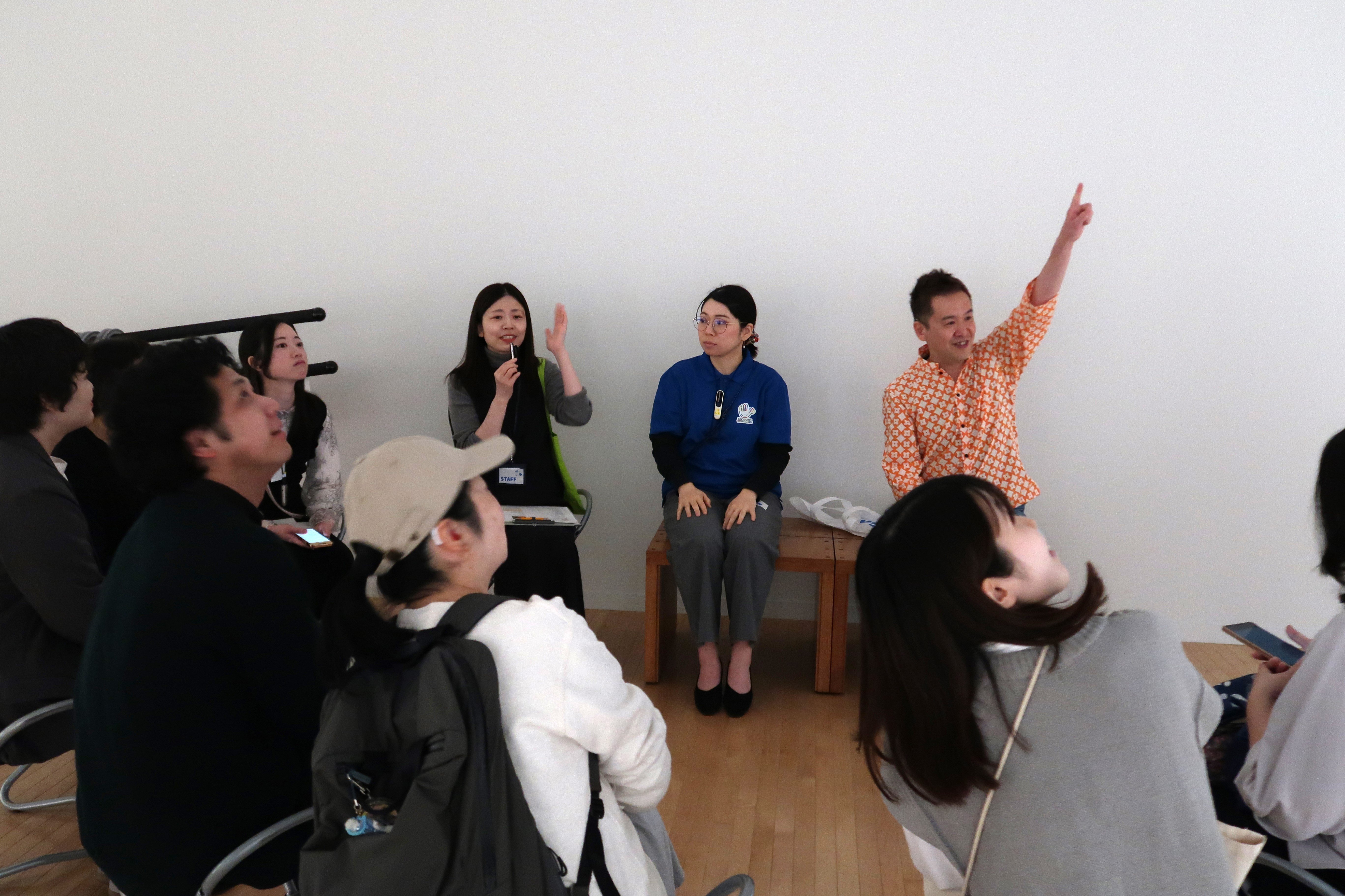 担当学芸員の説明の様子